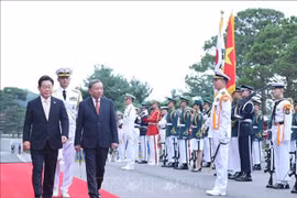 El presidente Lee Jae Myung y el secretario general To Lam pasan revista a la guardia de honor en la ceremonia de bienvenida. Foto: VNA
