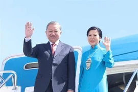 El secretario general del PCV, To Lam, y su esposa parten de Astaná para iniciar una visita de Estado a Azerbaiyán. (Foto: VNA)