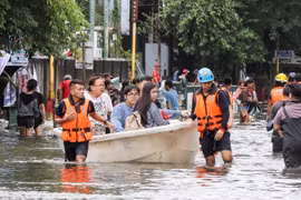 Equipos de rescate evacuan a personas de una zona inundada en la ciudad de Navotas, Filipinas, el 10 de noviembre de 2025. (Foto: Xinhua/VNA)