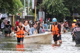 Equipos de rescate evacuan a personas de una zona inundada en la ciudad de Navotas, Filipinas, el 10 de noviembre de 2025. (Foto: Xinhua/VNA)