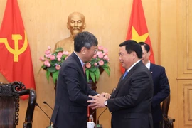 El director de la Academia Nacional de Política de Ho Chi Minh, Nguyen Xuan Thang, recibió al embajador de India en Vietnam. Foto: VNA
