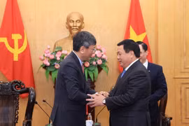 El director de la Academia Nacional de Política de Ho Chi Minh, Nguyen Xuan Thang, recibió al embajador de India en Vietnam. Foto: VNA