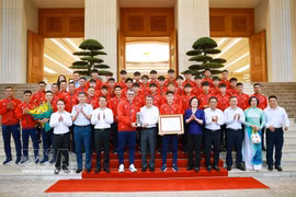 El primer ministro de Vietnam, Le Minh Hung, se reúne y felicita a la selección de fútbol sub-17 (Fuente: VNA)