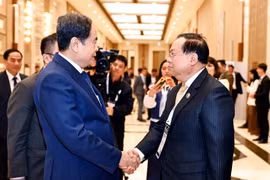 El presidente de la Asamblea Nacional, Tran Thanh Man, sostiene un encuentro el jefe de la Comisión de Asuntos Exteriores de la Asamblea Nacional de Laos, Sanya Praseuth (Fuente: VNA)