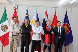 Los embajadores del ACMC posan para una foto grupal en la ceremonia de entrega. Foto: VNA.