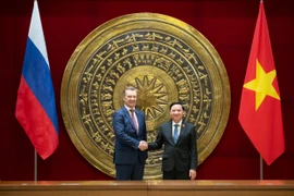 El primer vicepresidente del Consejo de la Federación de Rusia, A.V. Yatskin y Nguyen Khac Dinh, vicepresidente de la Asamblea Nacional de Vietnam (Fuente: VNA)
