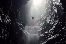 La cueva recién descubierta en el Parque Nacional Phong Nha-Ke Bang alberga una cascada extremadamente rara. Foto: tuoitre.vn