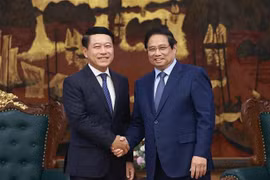 El primer ministro vietnamita, Pham Minh Chinh (derecha) recibe al vicepremier laosiano Saleumxay Kommasith (Fuente: VNA)