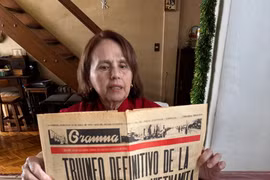 Poldi Sosa conserva como recuerdo la edición del 30 de abril de 1975 del periódico Granma, órgano del Partido Comunista de Cuba (Fuente: VNA)