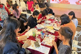 La segunda edición del Festival del Libro y la Cultura Nocturna abre sus puertas en la calle de libros Nguyen Van Binh (Fuente: VNA)