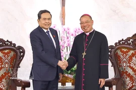 el presidente de la Asamblea Nacional de Vietnam, Tran Thanh Man, y el arzobispo Vu Van Thien (Fuente: VNA)