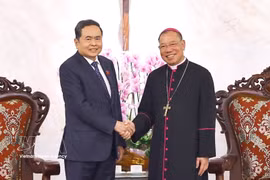 el presidente de la Asamblea Nacional de Vietnam, Tran Thanh Man, y el arzobispo Vu Van Thien (Fuente: VNA)