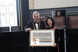 La vicepresidenta permanente del Consejo Popular de Hanoi, Phung Thi Hong Ha, y el alcalde de Praga, Bohuslav Svoboda (Fuente: VNA)