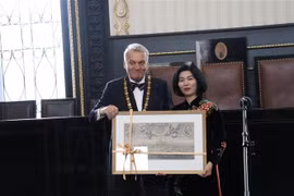 La vicepresidenta permanente del Consejo Popular de Hanoi, Phung Thi Hong Ha, y el alcalde de Praga, Bohuslav Svoboda (Fuente: VNA)