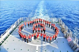 Vietnamitas en el extranjero en el "Gran Viaje de Solidaridad" en abril de 2025. Este viaje es un programa anual organizado por SCOVA en colaboración con el Comando de la Armada desde 2012. (Foto: VNA)