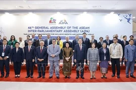 El presidente de la Asamblea Nacional, Tran Thanh Man (sexto desde la derecha, primera fila) y otros delegados en la ceremonia inaugural de la 46.ª Asamblea General de la Asamblea Interparlamentaria de la ASEAN. (Foto: VNA)