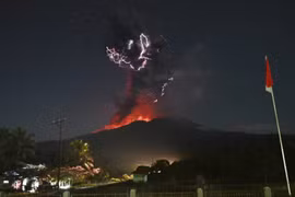 El monte Lewotobi Laki-laki, uno de los volcanes más activos de Indonesia, entra en erupción (Fuente: AP)