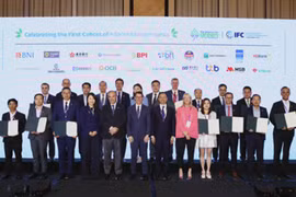 Representantes de los bancos vietnamitas se tomaron una foto con miembros de la Alianza de Banca Comercial Verde (Fuente: VNA)