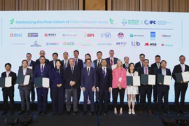 Representantes de los bancos vietnamitas se tomaron una foto con miembros de la Alianza de Banca Comercial Verde (Fuente: VNA)