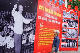 Ciudadanos de la capital visitan la exposición fotográfica "El Presidente Ho Chi Minh en el corazón del pueblo y de la humanidad" en el Centro Nacional de Noticias en Hanoi (Foto: VNA)