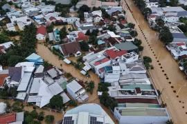 Las aguas crecieron rápidamente y alcanzaron su punto máximo la tarde del 17 de noviembre, provocando inundaciones generalizadas en localidades a lo largo del río Cai. Foto: VNA
