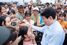 El presidente Luong Cuong visita y anima a los habitantes de las zonas inundadas de la comuna de Go Noi. (Foto: VNA)