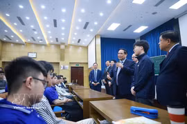 El primer ministro Pham Minh Chinh inspira a los estudiantes de la Universidad de Ciencia y Tecnología de Hanoi. Foto: VNA