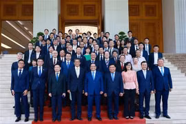 El primer ministro de Vietnam, Pham Minh Chinh, y los delegados del coloquio (Fuente: VNA)