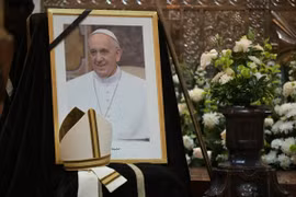 Retrato del Papa Francisco en la misa interreligiosa en la Catedral de Buenos Aires, Argentina (Foto: AFP)