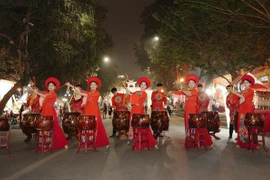Los turistas internacionales disfrutan de la vida nocturna de Hanoi. (Foto: Vietnam+)