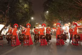 Los turistas internacionales disfrutan de la vida nocturna de Hanoi. (Foto: Vietnam+)