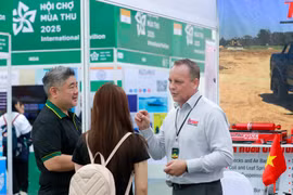 Michael Grace (derecha), director general de la empresa australiana de Pedders Suspensions & Brakes, participa en el evento (Fuente: VNA)
