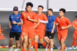 Los jugadores sub-17 de Vietnam se centran en el entrenamiento físico. (Foto: VFF)