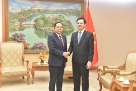 El viceprimer ministro vietnamita Mai Van Chinh (derecha) y el ministro camboyano de Cultos y Religiones, Chay Borin (Fuente: baochinhphu.vn)