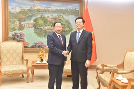 El viceprimer ministro vietnamita Mai Van Chinh (derecha) y el ministro camboyano de Cultos y Religiones, Chay Borin (Fuente: baochinhphu.vn)