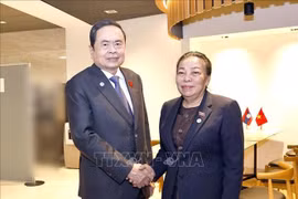 El titular de la Asamblea Nacional de Vietnam, Tran Thanh Man, se reunió con la vicepresidenta de la Asamblea Nacional de Laos, Sounthone Xayachack (Fuente: VNA)
