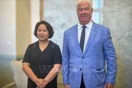 La embajadora de Vietnam en Grecia, Pham Thi Thu Huong y el gobernador de las Islas Jónicas, Yianis Trepeklis (Fuente: VNA)