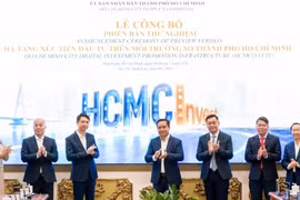 Líderes de la ciudad de Ho Chi Minh, el Departamento de Promoción Comercial y los delegados llevaron a cabo la ceremonia para anunciar la versión piloto de la HCMCInvest. Foto: nhandan.vn