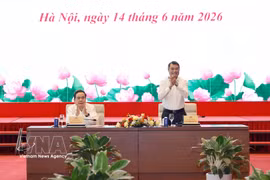 El primer ministro de Vietnam, Le Minh Hung, y el presidente de la Asamblea Nacional, Tran Thanh Man, copresiden el encuentro con los dirigentes de los organos de prensa (Fuente: VNA)