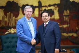 El primer ministro de Vietnam, Pham Minh Chinh, recibe al presidente del Grupo AFK Sistema de Rusia, Vladimir Petrovich Evtushenkov (Fuente: VNA)