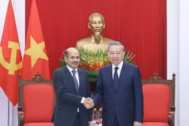 El secretario general del Partido Comunista de Vietnam, To Lam, recibe al embajador indio, Sandeep Arya (Fuente: VNA)