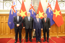 El presidente del Parlamento neozelandés, Gerry Brownlee (segundo de izquierda) y el jefe de la Comisión Central de Propaganda y Movilización de Masas, Nguyen Trong Nghia (segundo de derecha) en la cita (Fuente: VNA)
