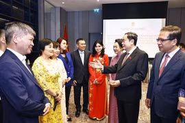 El presidente de la Asamblea Nacional de Vietnam, Tran Thanh Man, se reúne con la comunidad de connacionales aquí (Fuente: VNA)