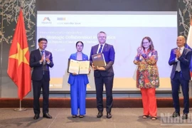 Dirigentes de la Administración Marítima y de Vías Navegables de Vietnam y de la empresa STC B.V. (STC Next) firmaron un Memorando de Entendimiento sobre cooperación en materia de capacitación en el ámbito marítimo. Foto: nhandan.vn