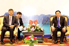 El director de la Academia Nacional de Política Ho Chi Minh y presidente del Consejo Teórico Central, Nguyen Xuan Thang, se reúne con Chen Gang, secretario del Comité del Partido Comunista de China (PCCh) de la región autónoma Zhuang de Guangxi (Fuente: Periódico Ha Giang)