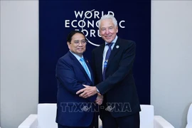El primer ministro vietnamita, Pham Minh Chinh, recibe a Peter Brabeck-Letmathe, presidente interino del Foro Económico Mundial (Fuente: VNA)