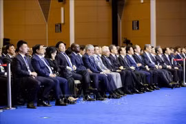 El primer ministro de Vietnam, Pham Minh Chinh, participa en la sesión plenaria de apertura de la 16.ª Reunión Anual de los Nuevos Campeones del FEM (Fuente: VNA)
