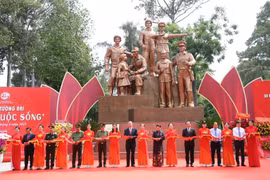 El evento cuenta con la asistencia del secretario general del Partido Comunista de Vietnam, To Lam; el general Luong Tam Quang, ministro de Seguridad Pública; y el secretario del Comité partidista municipal, Nguyen Van Nen (Fuente: VNA)