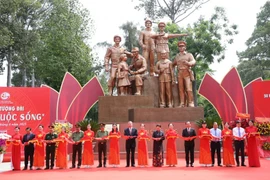 El evento cuenta con la asistencia del secretario general del Partido Comunista de Vietnam, To Lam; el general Luong Tam Quang, ministro de Seguridad Pública; y el secretario del Comité partidista municipal, Nguyen Van Nen (Fuente: VNA)