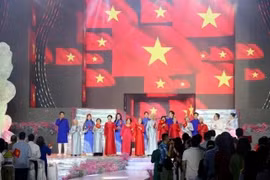 El XI Festival del Ao Dai (traje tradicional vietnamita) de Ciudad Ho Chi Minh se inauguró de manera vibrante en la calle peatonal Nguyen Hue (Fuente: VNA)